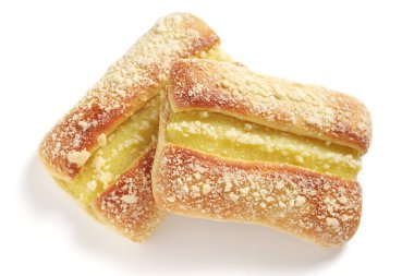 Beyaz arka planda tatlı kremalı çörekler. Üst görünüm