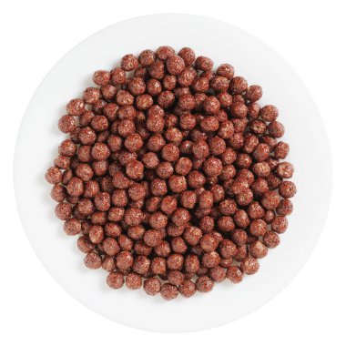 Beyaz arka planda izole edilmiş bir tabakta çikolatalı mısır topları. Sağlıklı Kahvaltı Gevrekleri