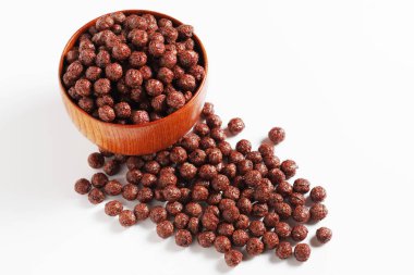 Çikolatalı mısır gevreği topları ahşap kasede ve beyaz arka planda yakın planda