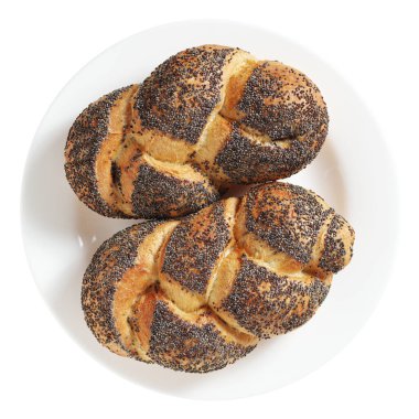 Beyaz arka planda izole edilmiş bir tabakta haşhaş tohumlu küçük hasır çörekler, üst görünüm