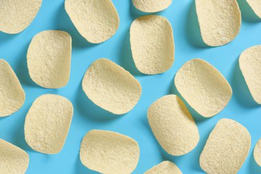 Mavi arka planda tuzlu patates cipsleri, üst manzara. Bira için iyi atıştırmalık