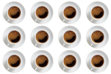 Beyaz üzerine izole edilmiş birkaç fincan kahvenin arka planı, üst görünüm