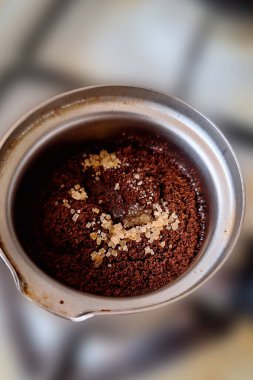 Türk kahvesi sobada esmer şekerli hazır..