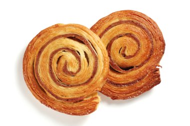 Puf böreği tarçınlı rulo beyaz arka plan, üst görünüm