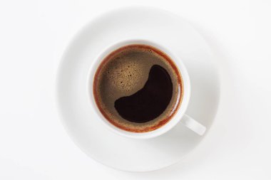 Beyaz arka planda bir fincan kahve, üst manzara.