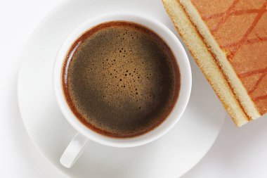 Bir fincan kahve ve Süngerli kek vişne ve kremalı kokteyl beyaz arka planda yakın plan, üst manzara