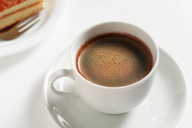 Bir fincan kahve ve Süngerli kek kiraz ve kremalı kokteyl beyaz arka planda