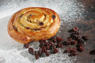 Kuru üzümlü poğaça ve un tozlu eski metaller. 