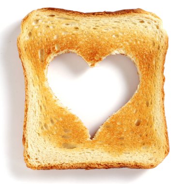 Dilimlenmiş ekmek, kalp şeklinde bir kesit, yakın plan beyaz arka plan, üst görüş