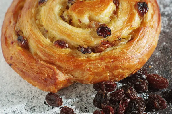 Kuru üzümlü poğaça. Un tozuyla kaplanmış eski metalin üzerinde. 