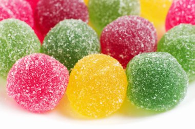 Çok renkli marmelat topları beyaz arkaplanda izole edilmiş şekerlemeler.