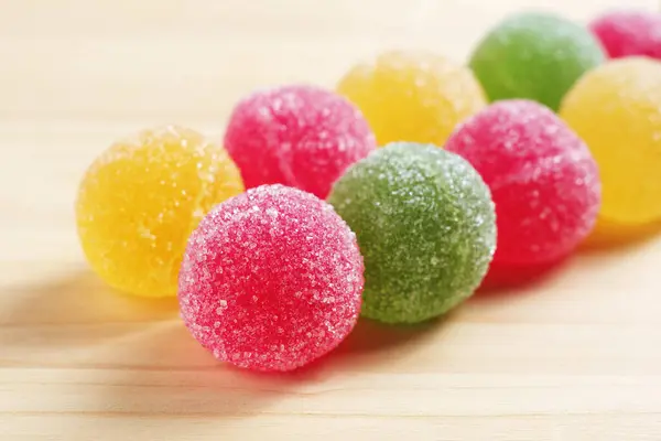 Marmelat şeker topları ahşap arka planda yakın plan