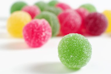 Marmelatlı şeker topları beyaz arka planda yakın plan