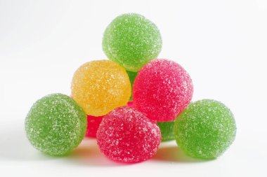 Beyaz arka planda çok renkli marmelat. Tatlı jube topları