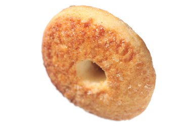 Beyaz arka planda izole edilmiş yuvarlak bisküviler. Sığ alan derinliği