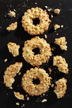 Kurabiye halkası fındıklı ve siyah bir tepside kırılmış.