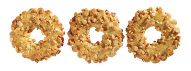 Beyaz arka planda izole edilmiş fıstıklı yuvarlak kurabiyeler.