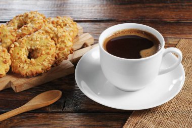 Eski ahşap arka planda fındıklı kahve ve kurabiye.