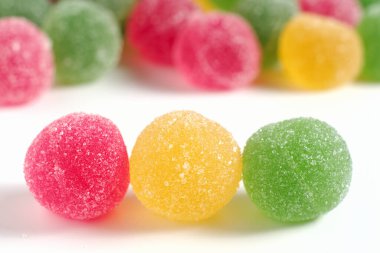 Beyaz arka planda renkli şekerli marmelat topları..