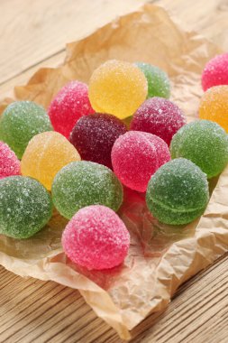 Marmelat şeker topları eski ahşap arka planda buruşmuş kağıt üzerinde