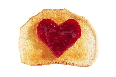 Kalp şeklinde reçelli kızarmış beyaz ekmek, beyaz bir arka planda izole, üst görünüm