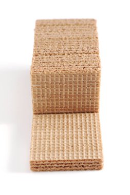 Beyaz arka planda kremalı leziz gevrek kare gofretler.