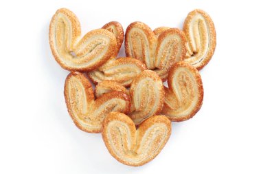 Beyaz arka planda Palmier puff kurabiyeleri, üst görünüm