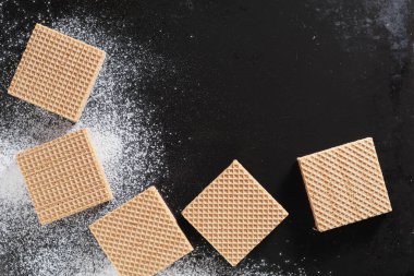 Siyah metal bir tepsinin arka planında lezzetli çikolatalı gofretler, yazı için üst görünümü olan.