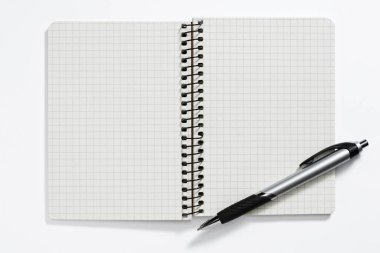 Beyaz arka planda kalem olan defter. Yukarıdan görüntüle