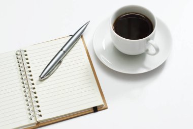 Boş defter, beyaz arka planda bir fincan kahve ve kalem. Fikirler ve kavramlar