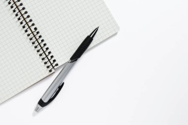 Beyaz arkaplanda defter ve kalem, kopyalama alanı olan en üstte görünüm