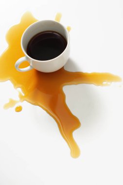 Beyaz bir masaya bir fincan kahve döküldü. Kavramsal fotoğraf