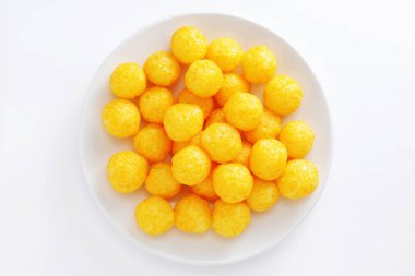 Beyaz arka planda peynirli mısır topları, üst manzara