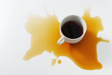 Kahve fincandan beyaz bir masaya döküldü. Kopyalama alanı olan üst görünüm