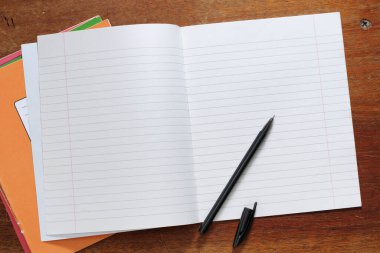 Okul defterini ve kalemi masanın üstüne aç. Metin için şablon