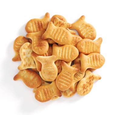 Beyaz arka planda tuzlu balık şekilli kurabiye yığını