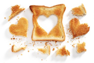 Beyaz arka planda kalp şeklinde kesilmiş ekmek, üst manzara.