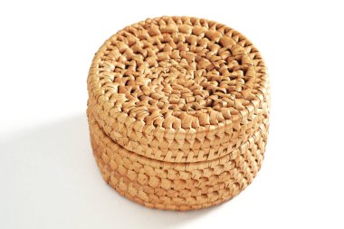 Dekoratif hasır kutunun kapağı beyaz arka planda. Söğüt üzümünden yapılma