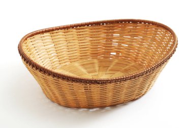 Beyaz arka planda boş ahşap hasır kase