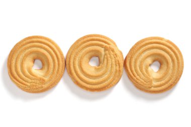 Beyaz zemin üzerinde kısa ekmek halka kurabiyeleri, üst görünüm