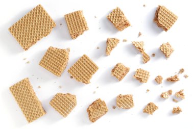 Beyaz arka planda çikolatalı waffle parçaları, üst manzara. 