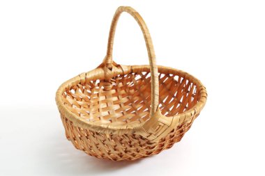 Beyaz arka planda söğüt ağacından yapılmış sepet. Dekoratif el sanatları