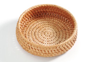 Beyaz arka planda boş ahşap hasır kase. Söğüt üzümünden yapılma