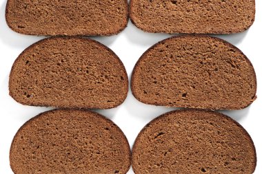 Beyaz zemin üzerinde çavdar ekmeği dilimleri, üst görünüm