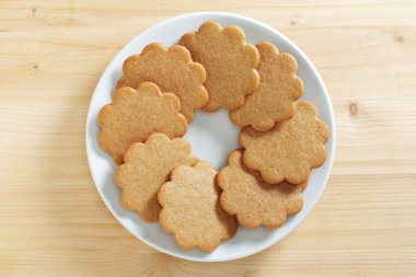 Tabakta zencefilli kurabiye, ahşap arka plan, üst manzara.