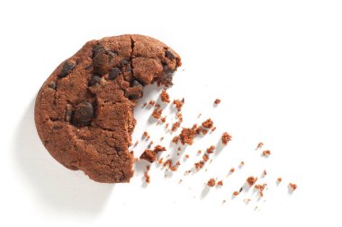 Beyaz arka planda ısırık izi olan çikolatalı kurabiye.