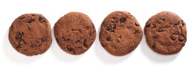 Beyaz arka planda çikolata yongası çerezleri, üst görünüm