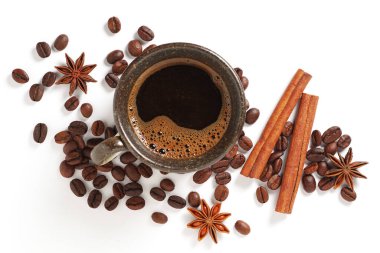 Beyaz arka planda bir fincan kahve ve baharat.