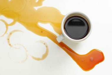 Masaya bir fincan kahve döküldü, üst manzara. Kavramsal fotoğraf