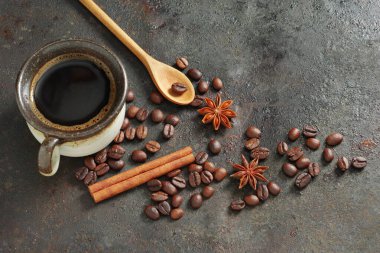 Paslı metal arka planda bir fincan kahve ve baharat.